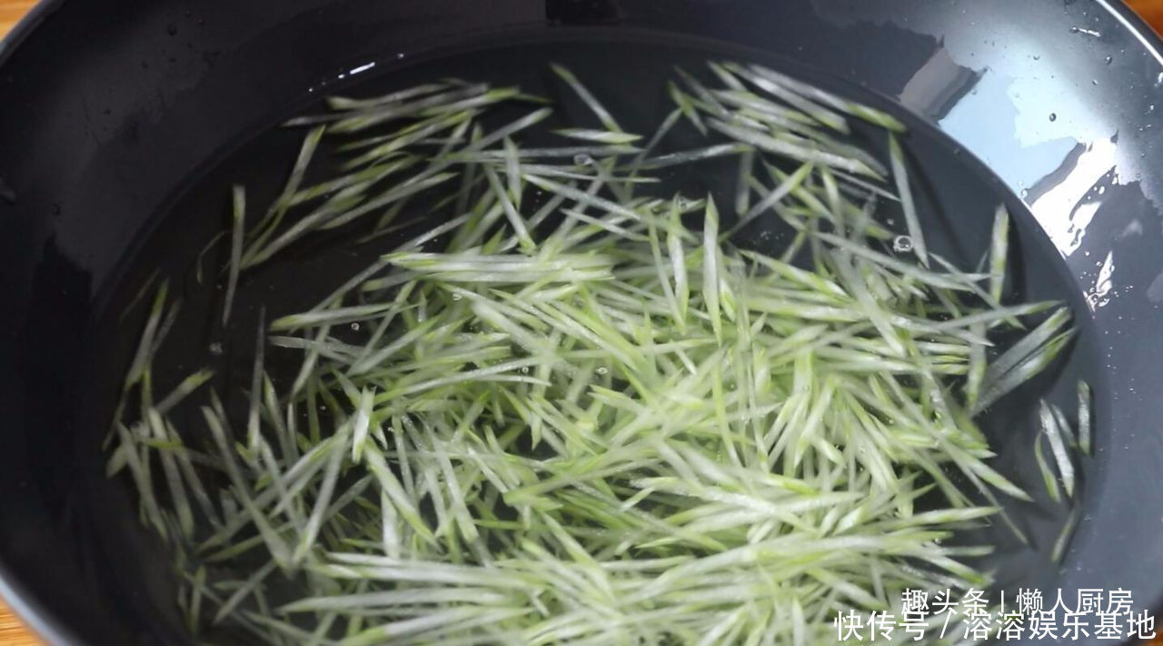 凉拌|夏天最爱吃的凉拌菜,2根芹菜,一点大蛏王,教你做一盘凉拌蛏子