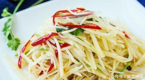 炒土豆丝不要直接下锅,多加“这1步”,土豆爽脆可口不粘锅