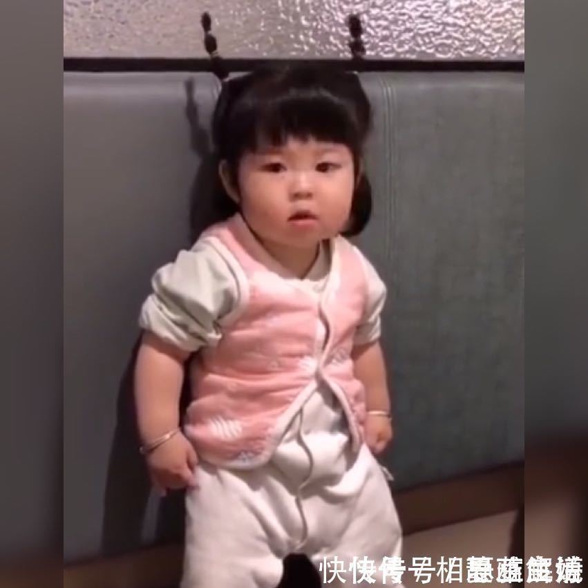 海底捞|萌娃被海底捞的“热情服务”吓到不知所措,网友这是什么架势