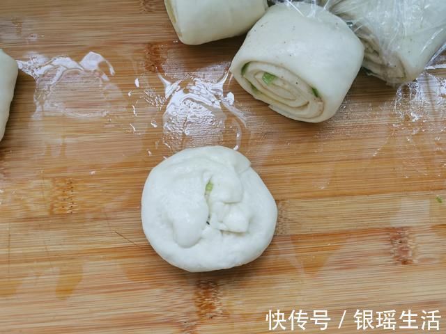 不粘锅|一家三口的晚餐,10张饼1盘菜,好吃接地气,老公抱怨没吃饱