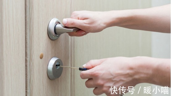承租人|租客逾期没有搬走,房东有权对房屋换锁吗?