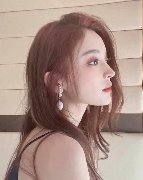 她是不是最会选发色的女艺人？每个颜色都好显白啊