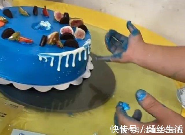 食品|网红蛋糕化身“染色剂”,舌头被染蓝洗不掉,食品安全太操心