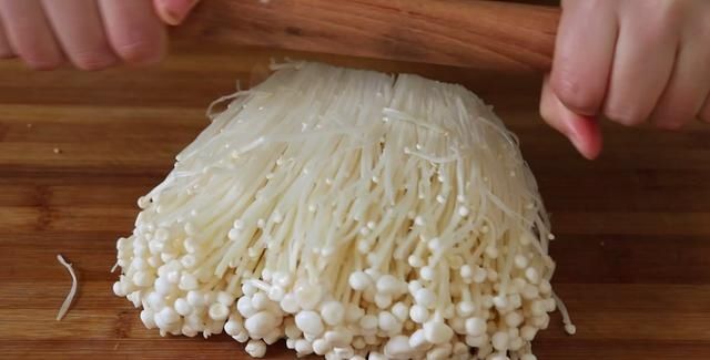 金针菇新吃法，擀面杖压一压，超级下饭，每次连汤汁都不剩下