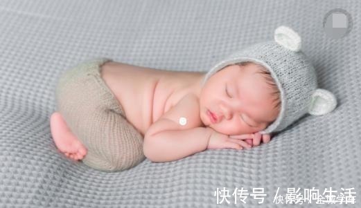 小宝|新生儿应该多躺还是多抱,新手妈妈别做错了,对宝宝影响很大!