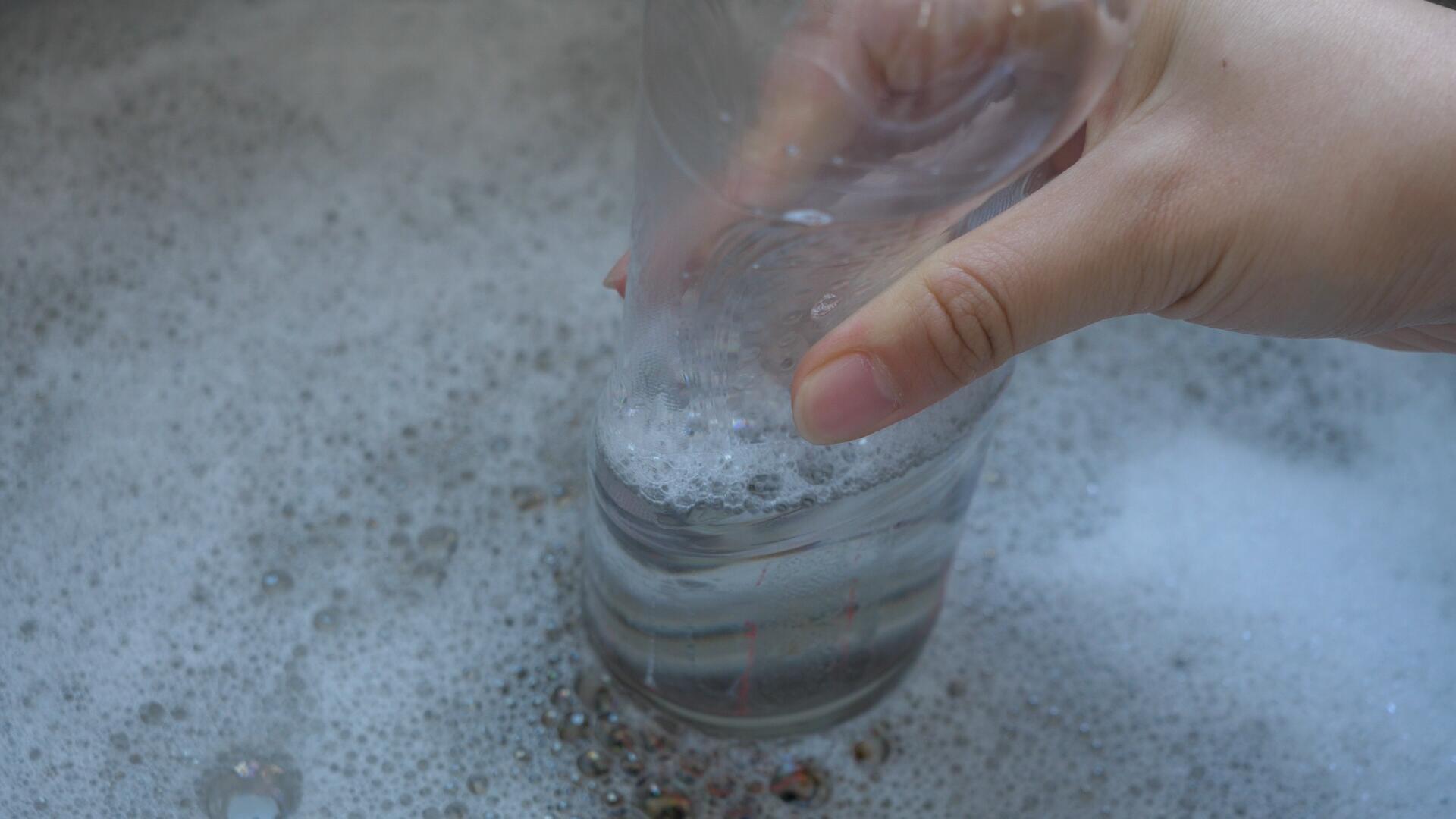 洗菜池里插个塑料瓶，解决家家户户都困扰的难题，好方法省钱实用