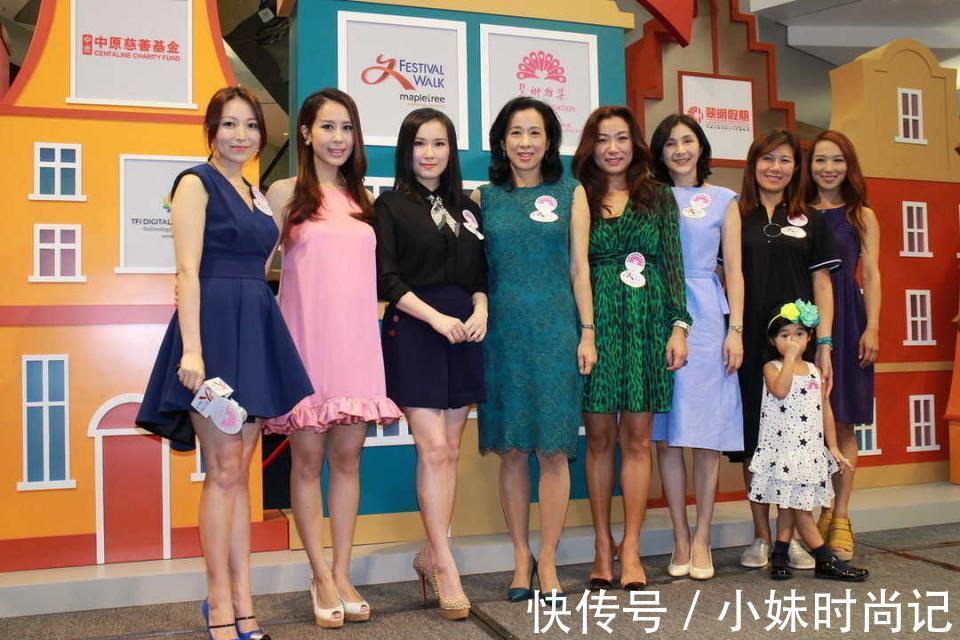 朱玲玲|朱玲玲的穿搭法则,大波浪卷发搭配无袖蕾丝裙亮相,62岁依然漂亮