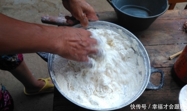 爸爸|农家院里包饺子,我和母亲包饺子给在田地里忙碌着农活的爸爸吃