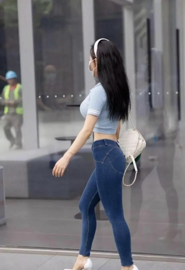身材 别浪费身材优势了,牛仔裤时髦又修身,还穿什么阔腿裤