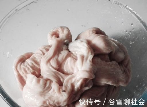 清洗猪大肠时，不用盐也不用醋，只需用一勺“它”，清洗干净还无异味