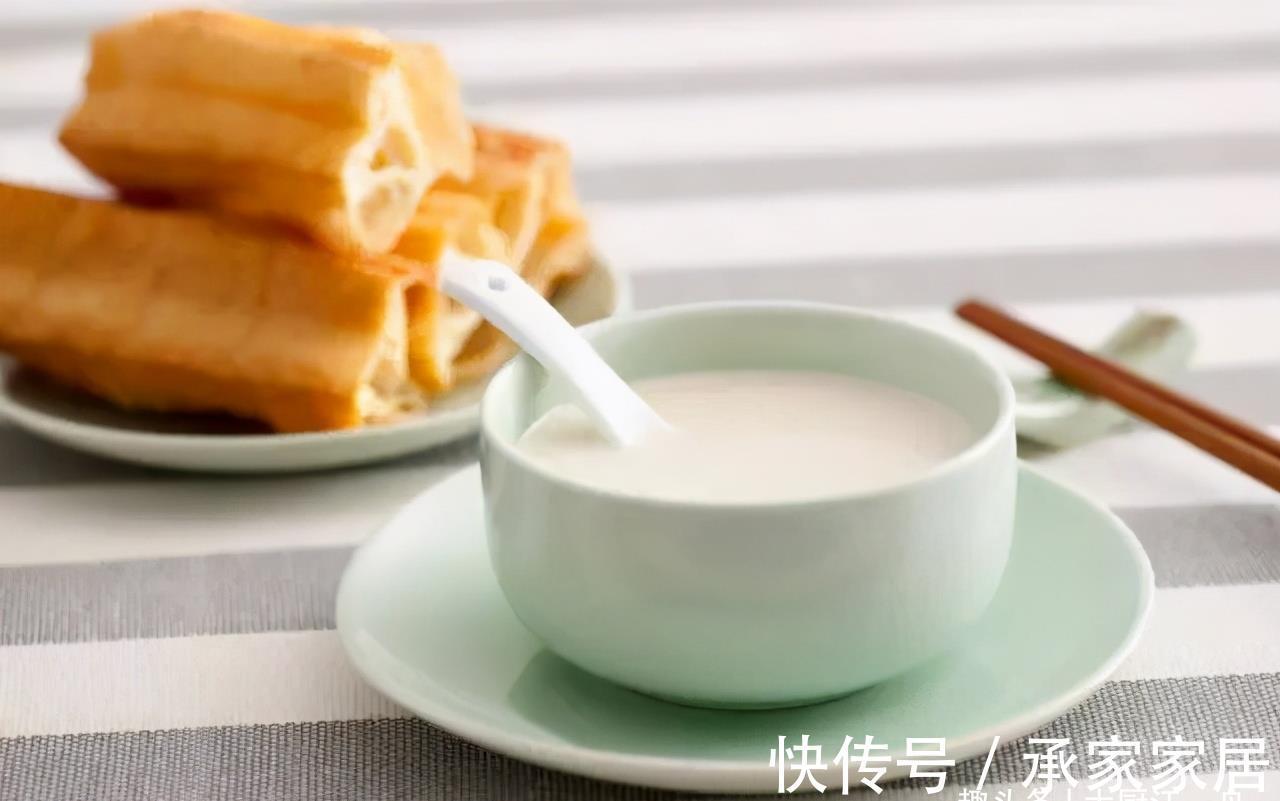 酥脆|炸油条用放酵母吗？教你正确做法，出锅金黄酥脆，凉了也不硬