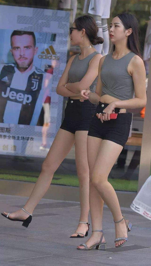 街拍性感姐妹花超赞的身材,你更喜欢哪位呢