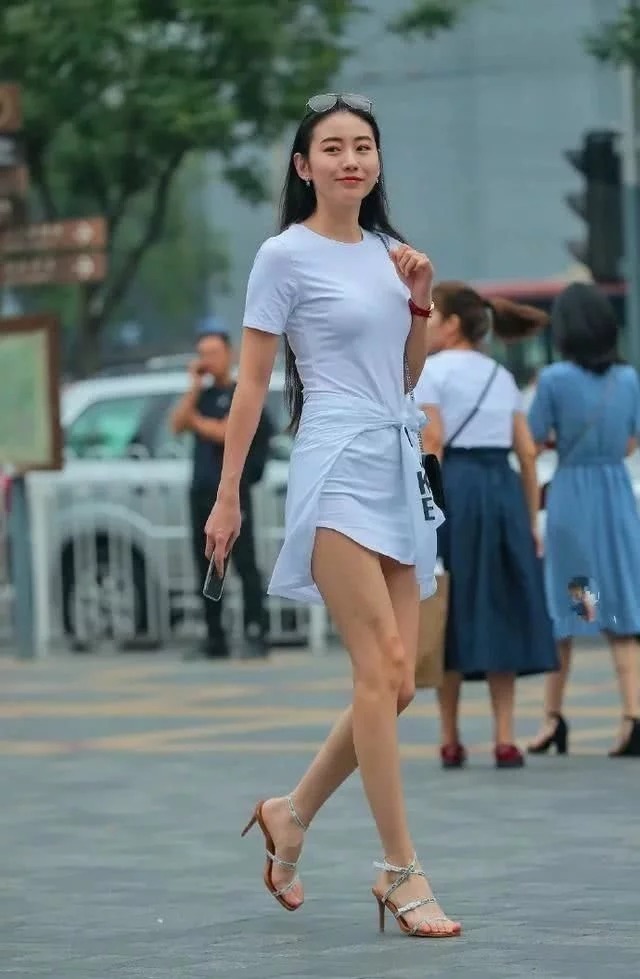短袖|街拍:小姐姐身穿短袖T恤,搭配一条高腰短裙,非常的显瘦