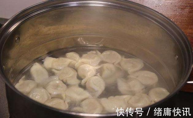 煮饺子是冷水下锅还是热水下锅大多人都错了,难怪饺子总破皮
