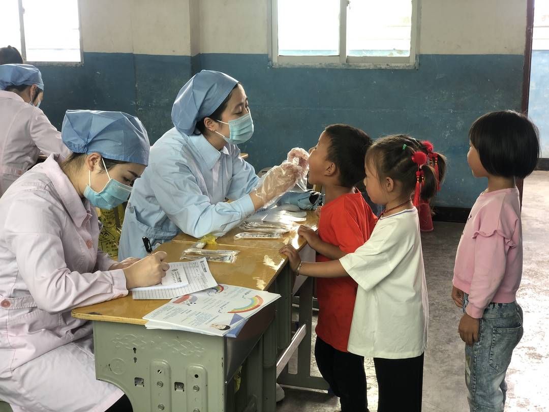 西南医科大学|全国爱牙日 泸州口腔专家进学校义诊