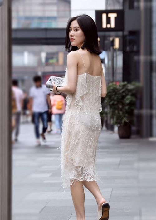 连衣裙的种类有很多|街拍小姐姐身穿一款白色的吊带裙,美得让人心动