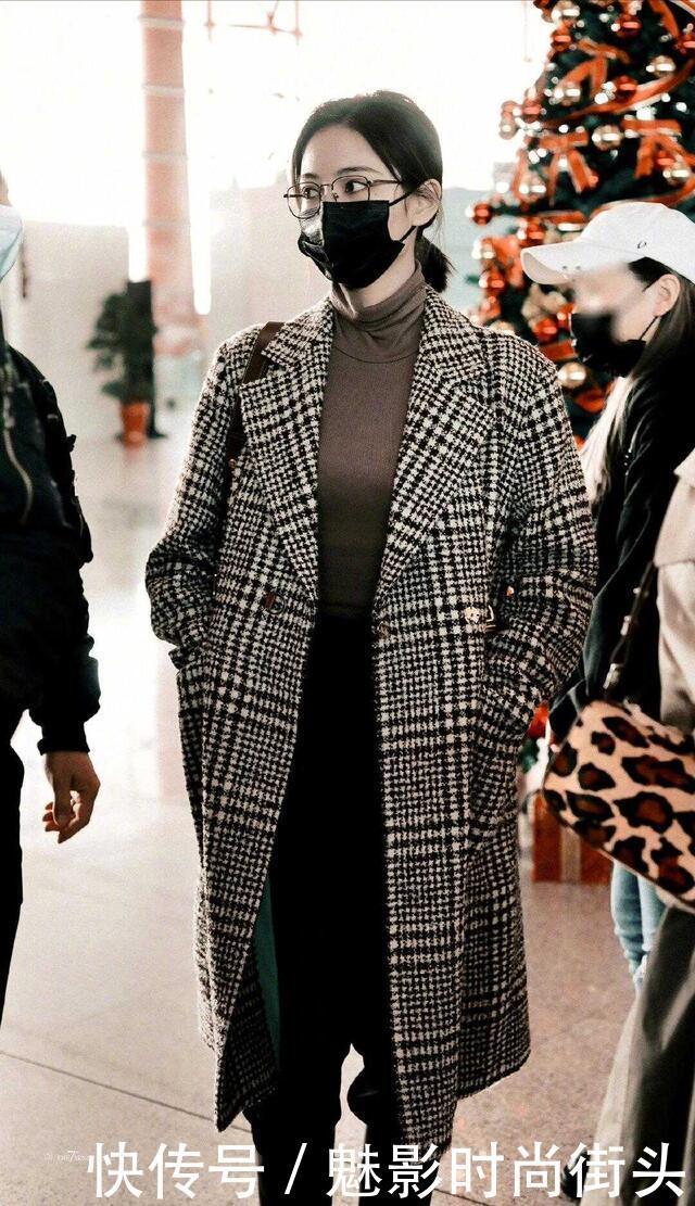 大衣是秋冬出行的常备品,尽量选择亮眼的颜色,能够完美吸睛