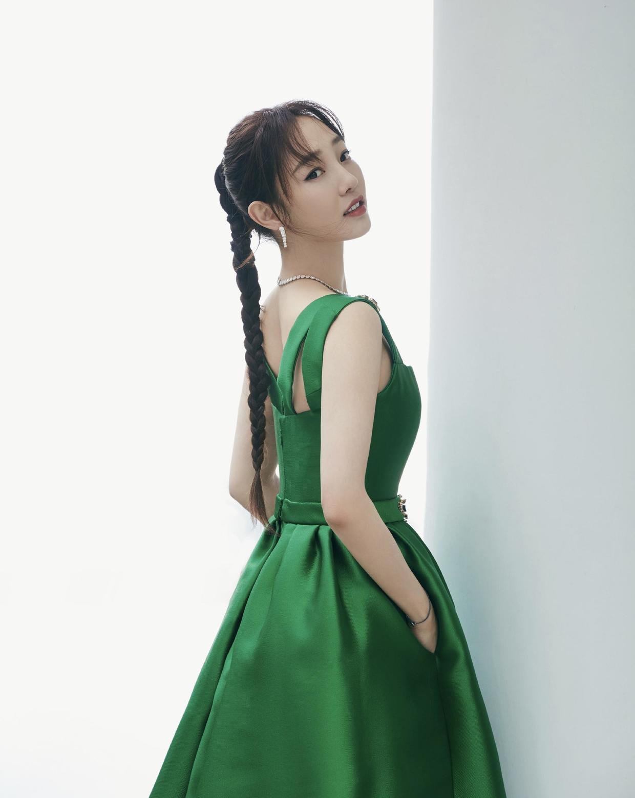 造型|郑合惠子的机场造型清爽洋气,吊带搭配格纹长款,又飒又美