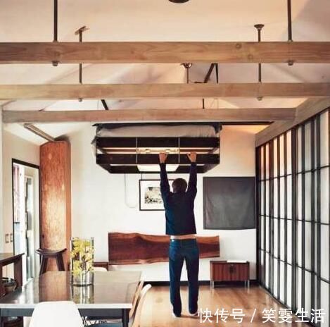 老公|老公不顾反对买50平小户型,装修完工后,出现“床悬挂在屋顶”