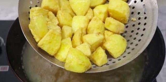 苹果加鸡蛋这么好吃,刚做好就被孩子们抢光了,香甜可口!