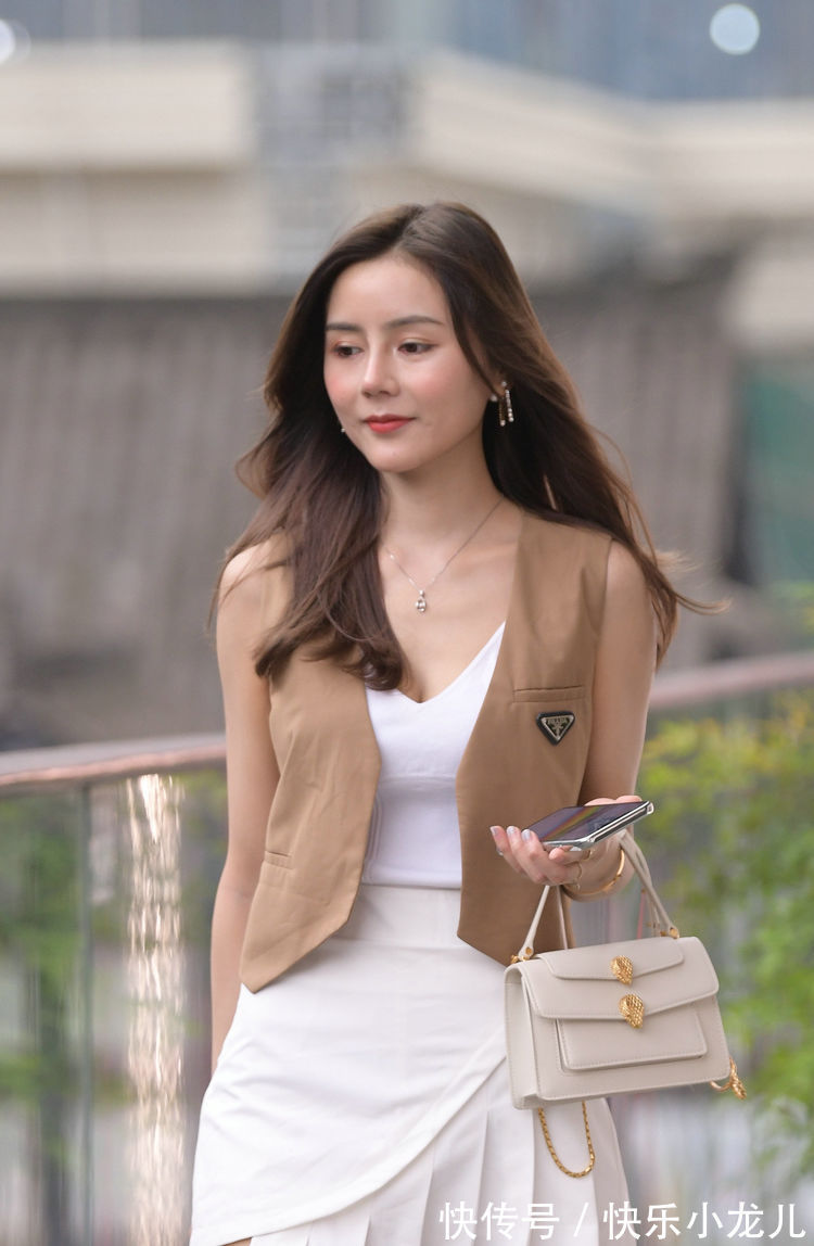 懂得|聪明的女人懂得结合个人的身材,挑选合适的t恤,带来年轻的活力