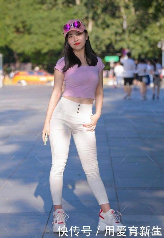 淡粉色短T搭配白色修身裤,运动感十足,青春靓丽