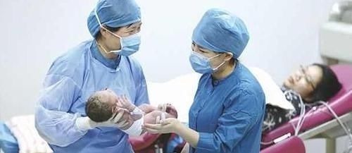 家人们|产妇刚生下孩子,护士就逼问她孩子性别,家属知道后却连连道谢