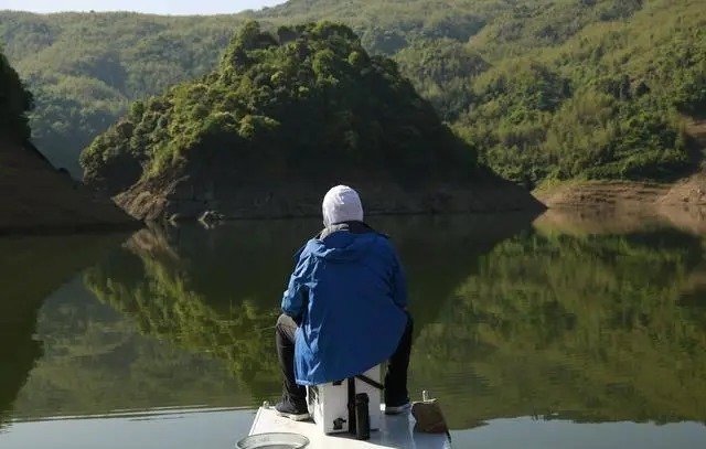 中鱼率|秋冬钓鲫鱼5个万能位，跳出这些误区，精确找鱼