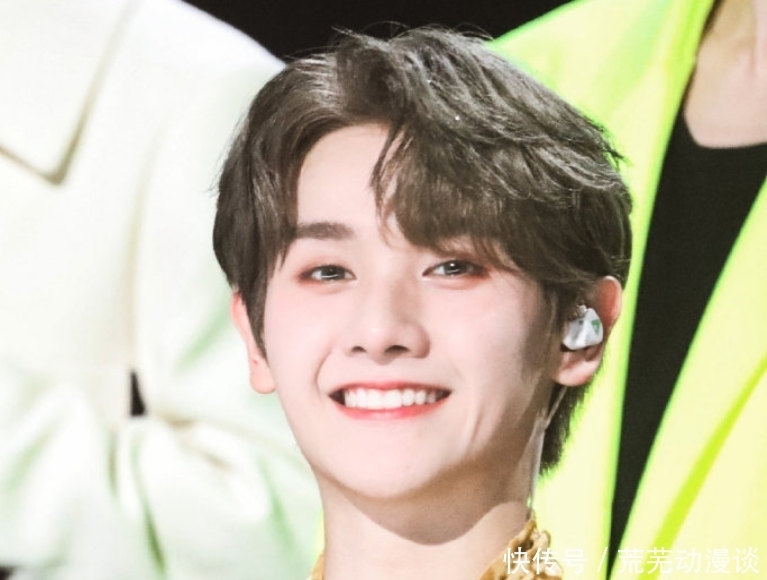 上班图 高卿尘录制《拜冰》路透,看清包里带的东西,难怪中文进步这么快