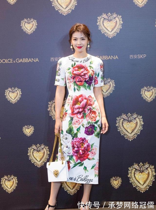 极简 中年女明星的气质穿搭,这3招是关键,不显老气、不装嫩