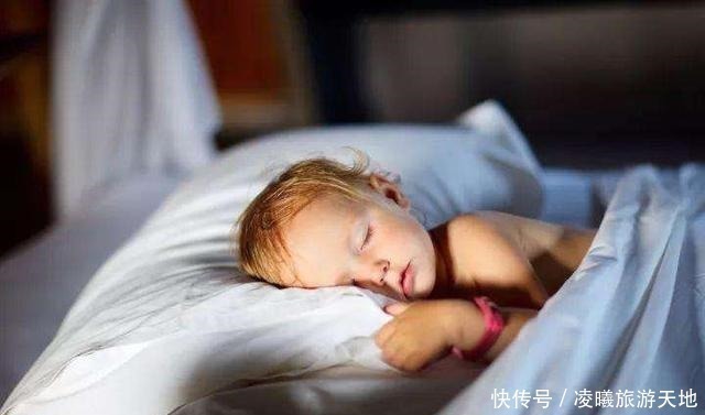 宝宝睡觉时三个烦人的“怪癖”,却是爱妈妈的表现,你发现几个