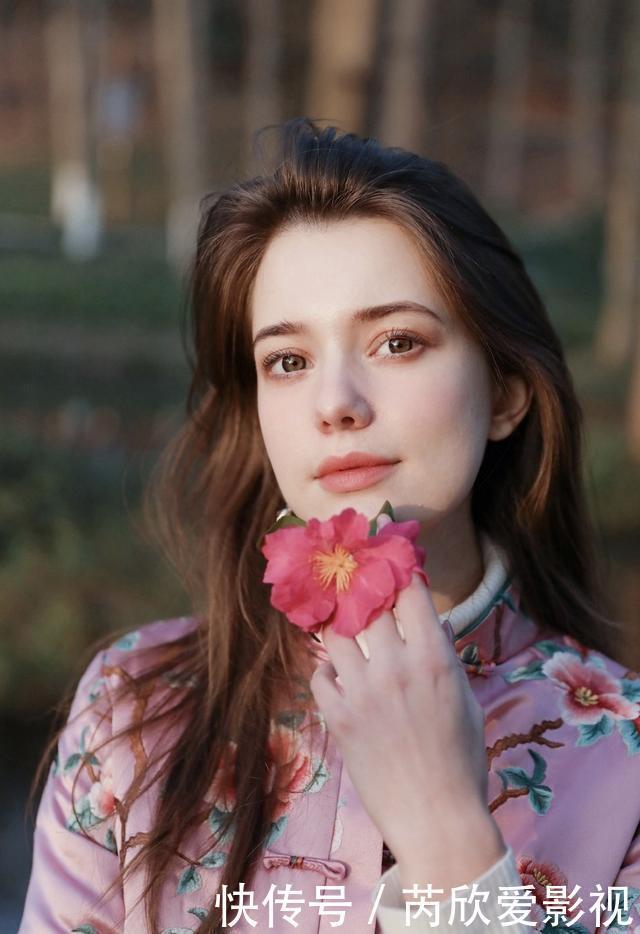 白俄罗斯超模神似赫本走红,肤白貌美大长腿,旗袍造型惊艳