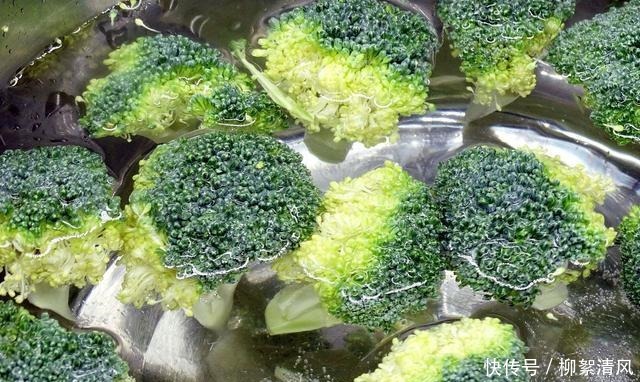 炒西兰花,最忌焯水和直接炒了,难怪不好吃,多加一招又脆又入味