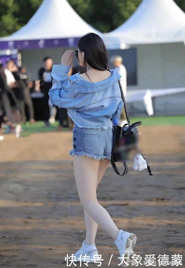 一身简约穿搭的牛仔套装,时尚减龄又显俏皮可爱,尽显微胖的美