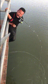 |搞笑GIF趣图:姑娘,你不觉得这里臭气熏天吗,难道这就是你的灵感