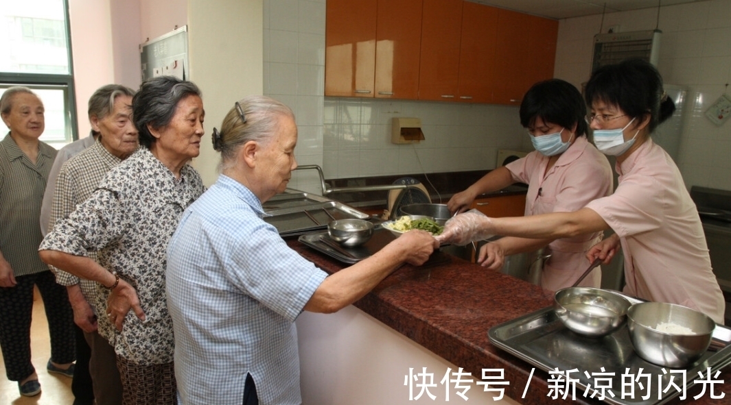 一日三餐|老年人帮不帮子女带孩子,晚年生活真的有很大区别,过来人有话说