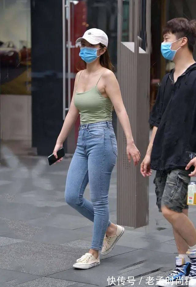 通勤装 日常通勤也要时尚有个性,草色吊带背心+牛仔裤,穿出清新迷人范