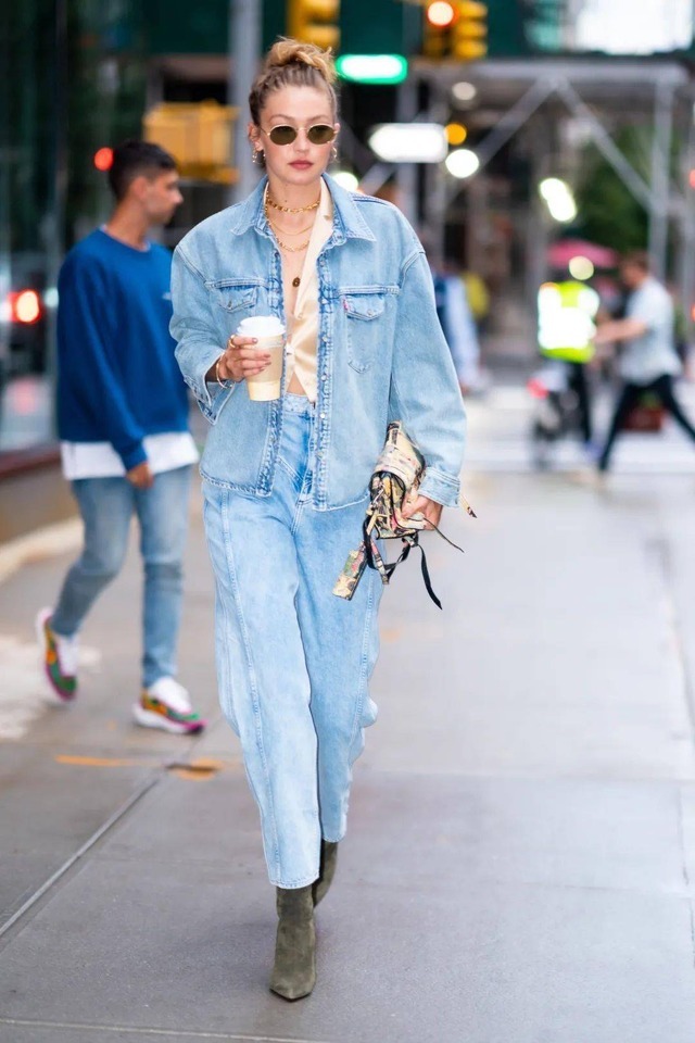 洞裤|健身达人张钧甯真会穿,牛仔外套配破洞裤休闲随性,身材真是绝了