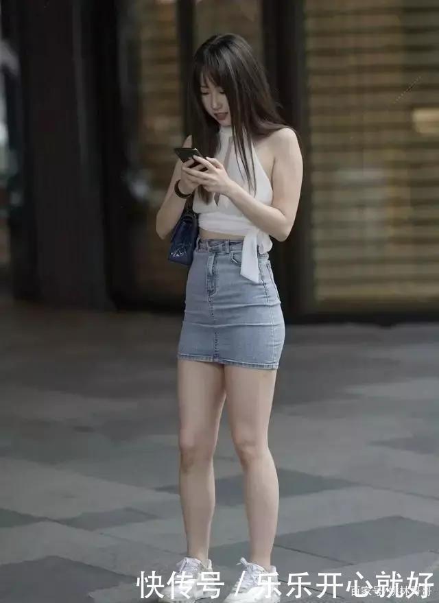 搭配|卡其色的修身连衣裙，搭配高跟鞋，穿上很有淑女有气质