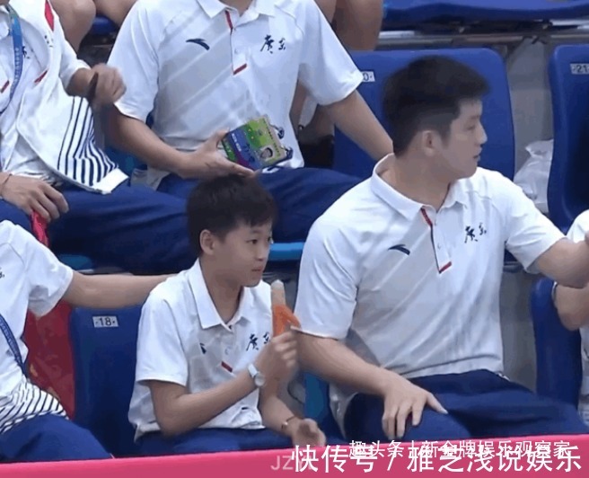 团宠|樊振东全红婵全运会合体,身型反差大,团宠零食不离手惹人疼爱