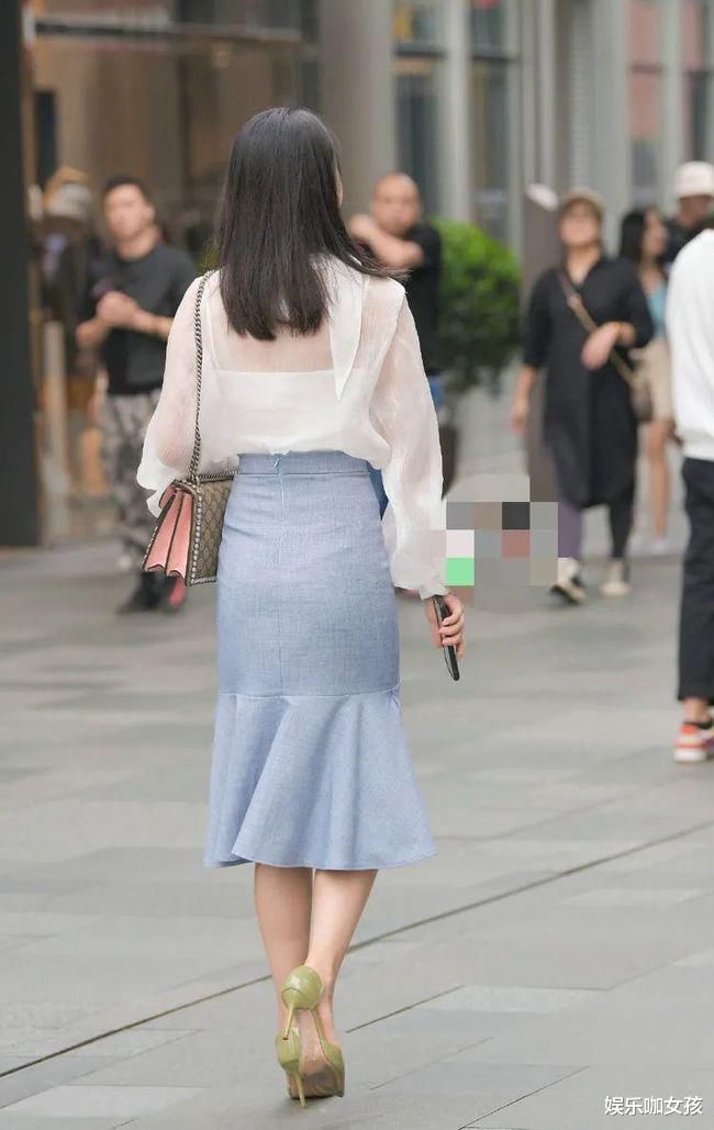 时尚街拍:笑容甜美的小姐姐,多了几分灵动活泼