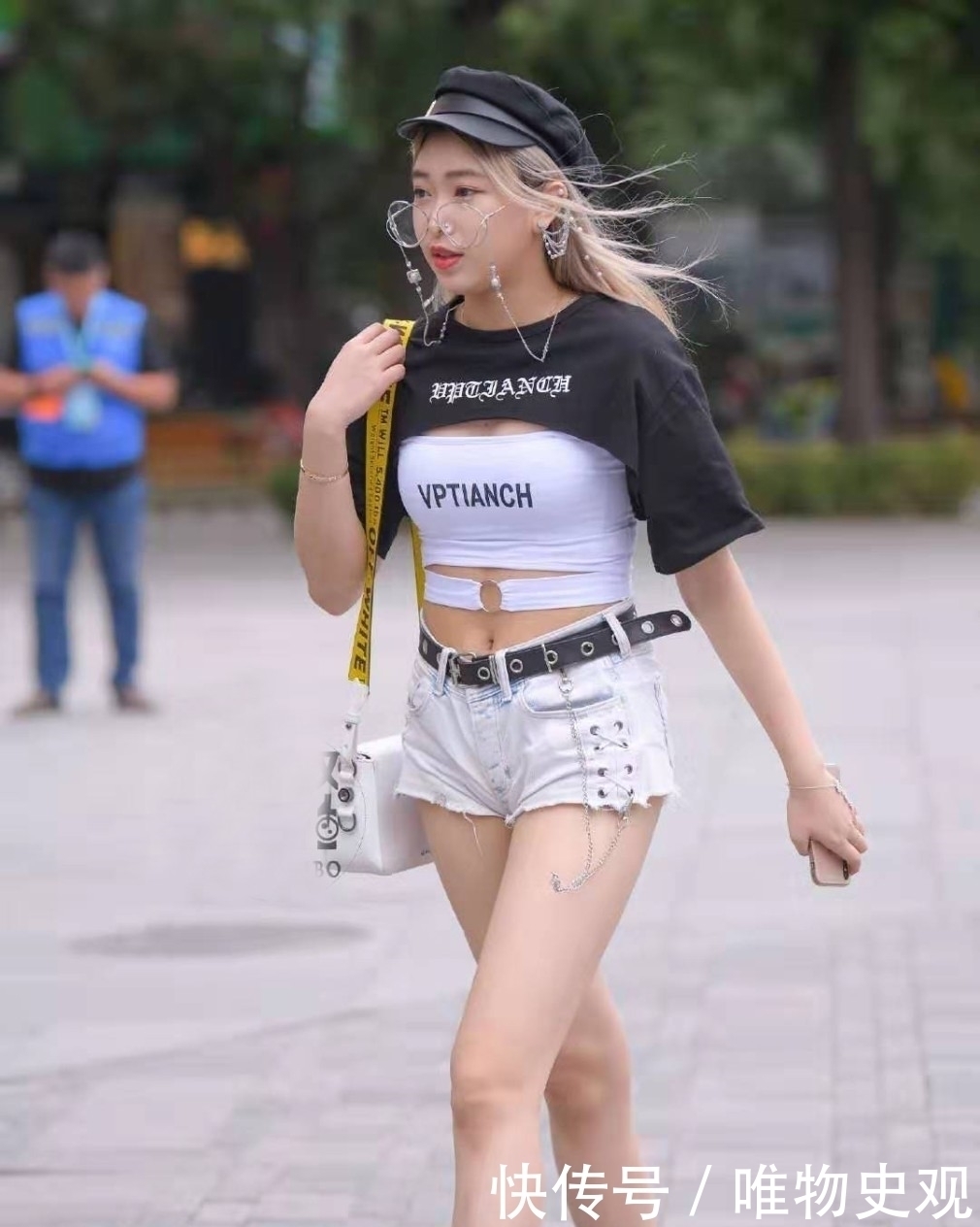 非常精致的小仙女穿搭,吊带设计的T恤+牛仔短裤,充满青春活力感