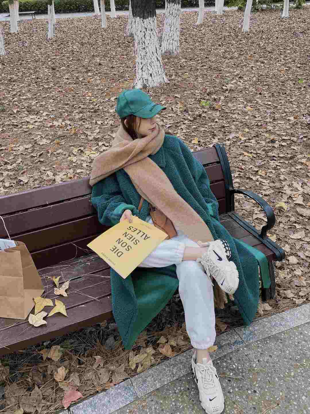 工装裤 冬天不要总穿黑裤子了,这些白色长裤清爽减龄又百搭,谁穿谁美