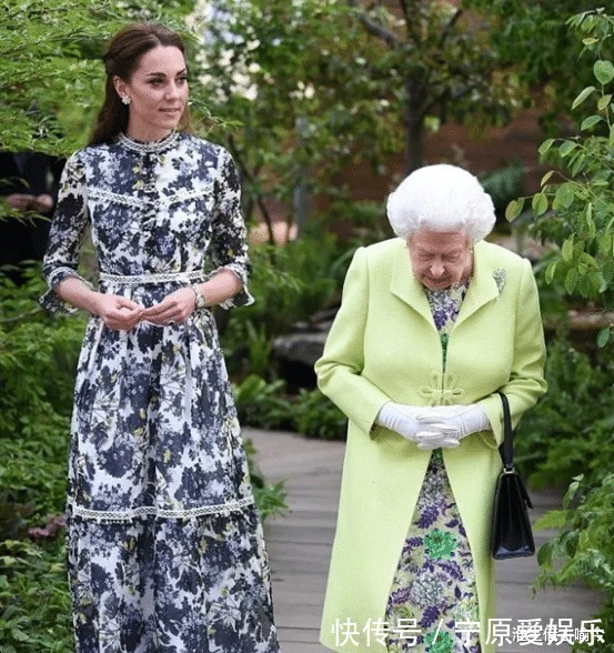 凯特 莱后和凯特同穿蓝色印花裙一个裙子太松垮显胖,另一个活泼娇媚