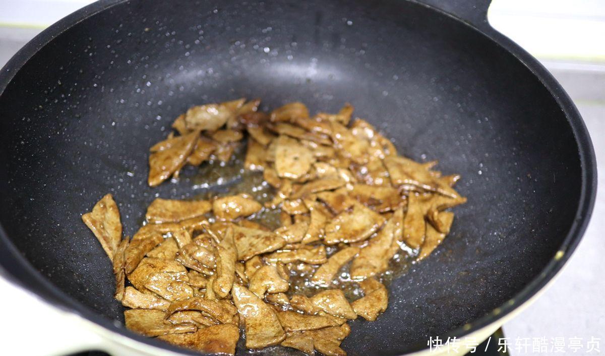 猪肝|嫩炒猪肝是孩子补铁和预防近视的食补佳品,关键还好吃