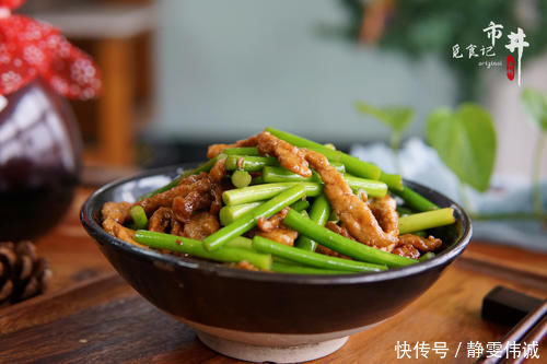 炒蒜苔,直接下锅炒就错了,多加一步,蒜苔翠绿不发黄,好吃入味