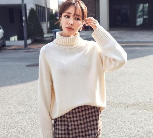 肤色 毛衣的时尚穿搭,让你提升穿衣质感和气质,你还差哪款
