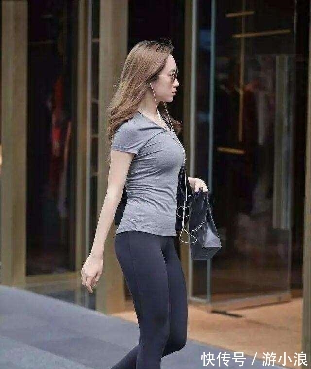 搭配 姣好的容颜搭配一条温柔的瑜伽裤,把身姿的美感放大,简约优美