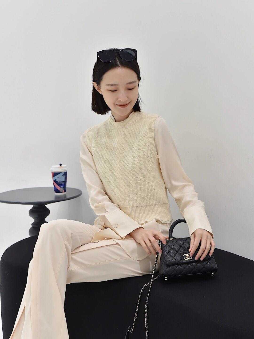 牛仔裙 早春职场怎么穿更洋气?借鉴这几组搭配方式,简约日常又有气场