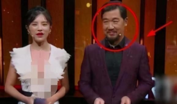 女主持伊一失误现场:穿少一件衣服上台,张国立硬是60分钟没斜眼